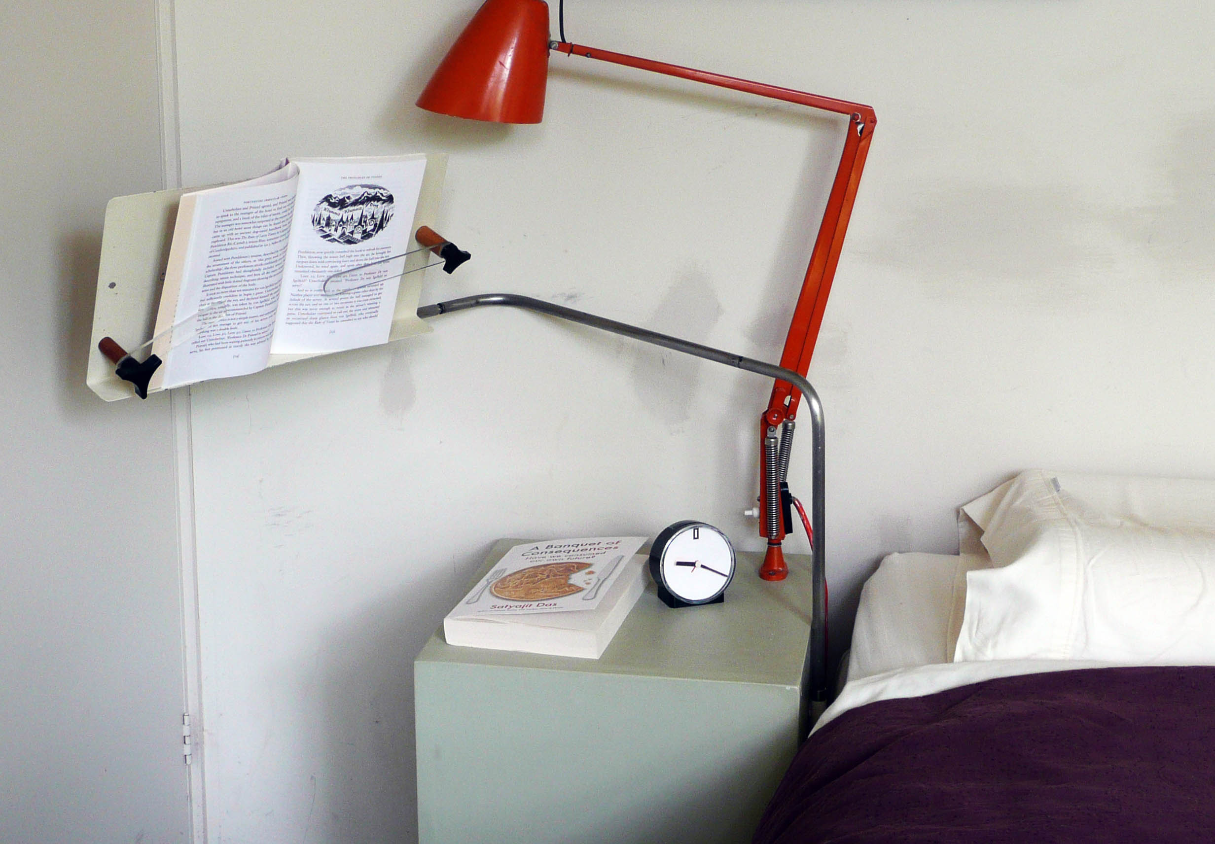 The bookholder and the light can be easily swung aside to make bedmaking easier. 