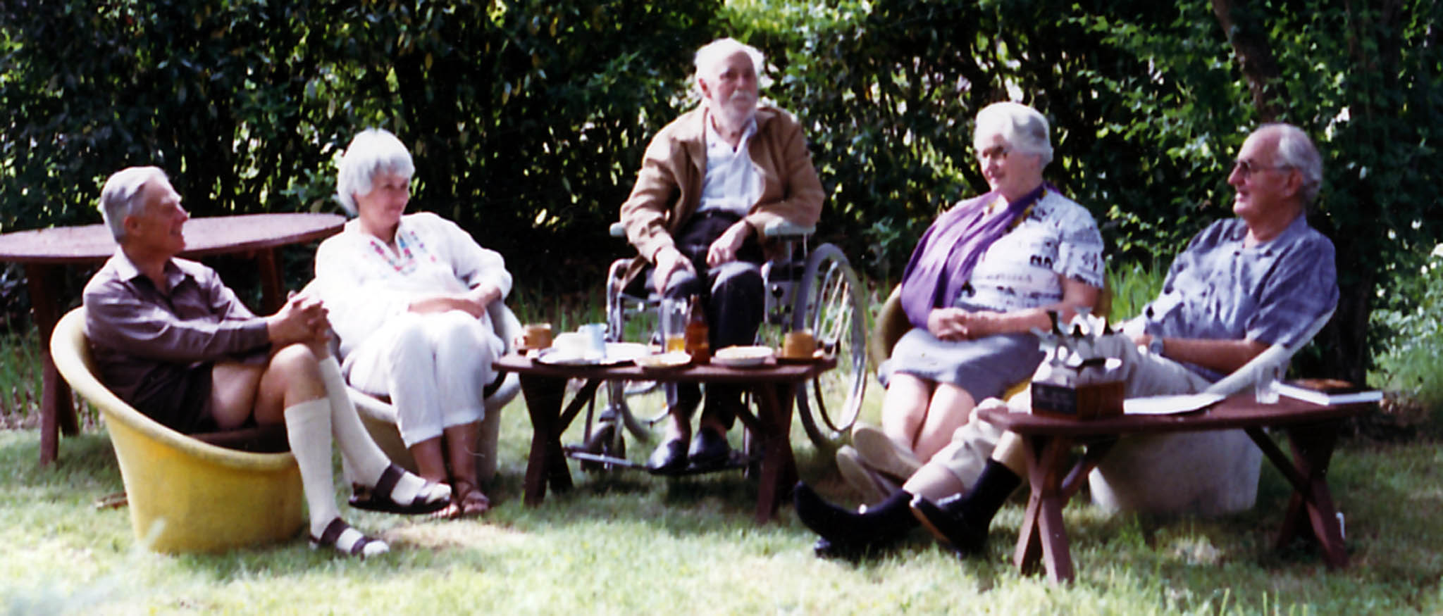 Derek, Maxine, Fred, Phyllis and Ross Hohnen in the garden of their home at 71 Empire Cct. Forrest around 1990. (Puss, Fred’s wife, died in 1989 and Fred died in 1990 so this photo was quite timely. Ross died in 2003. The sculpture on the table near Ross was designed by me and presented to him by Dr H.C. Coombs in 1975 when Ross retired from ANU. It was typical of Ross’s thoughtfulness to bring the presentation sculpture out for this informal occasion. I’m glad we took that photograph – it was a unique and momentous meeting.